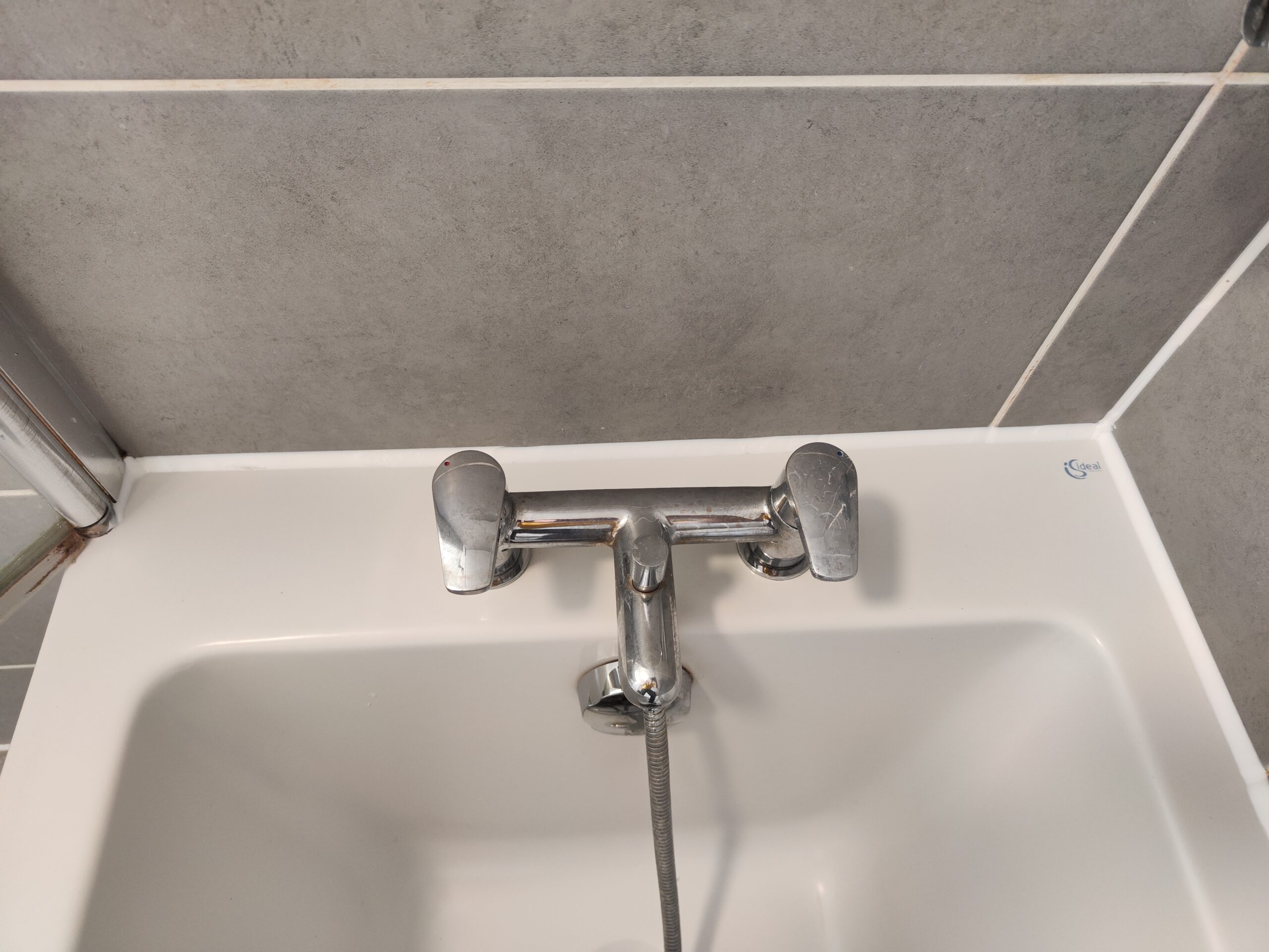 cleand and new sealant,silicone around bathtub