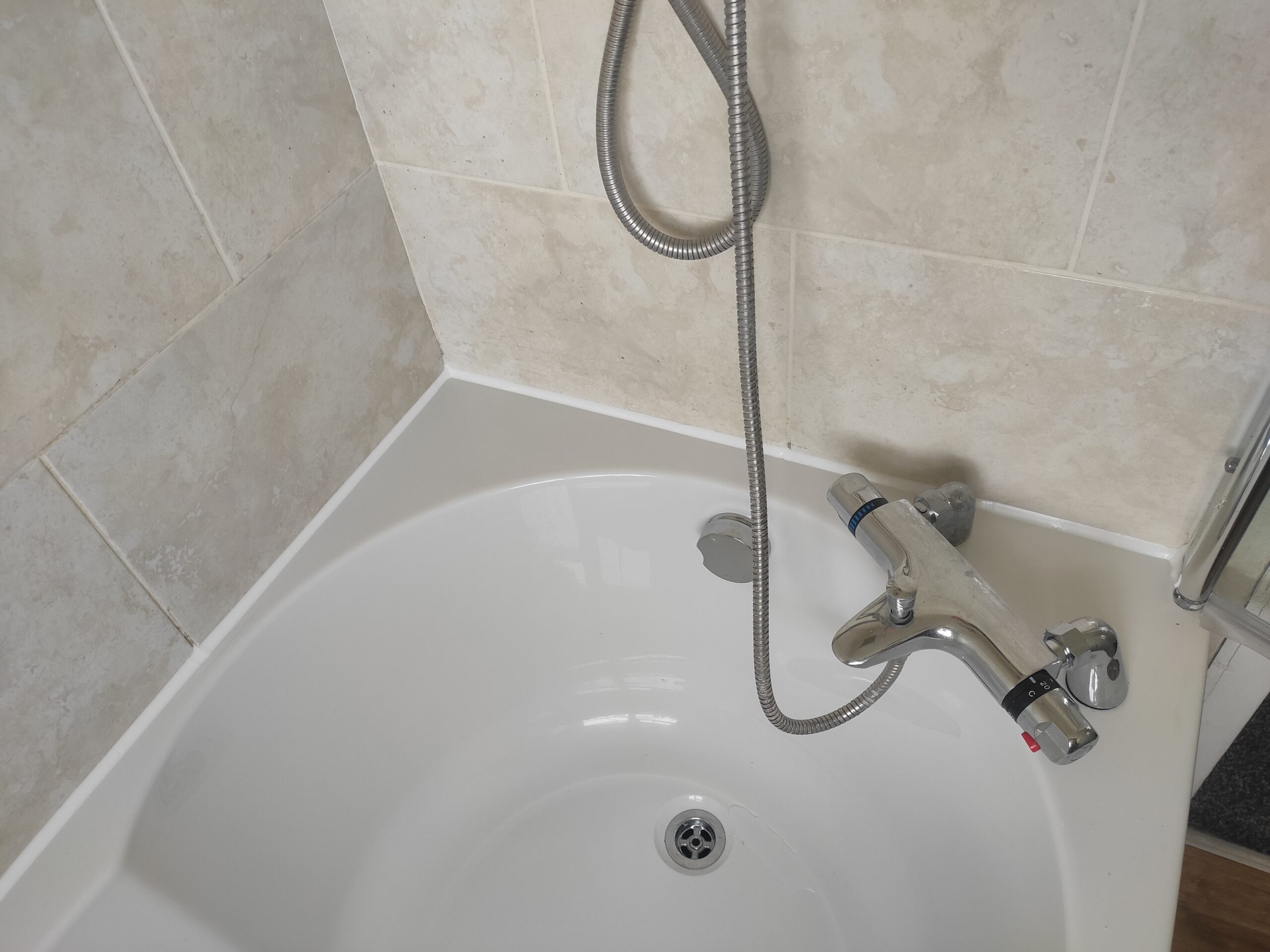 Bathtub sealant, silicone replacement clean